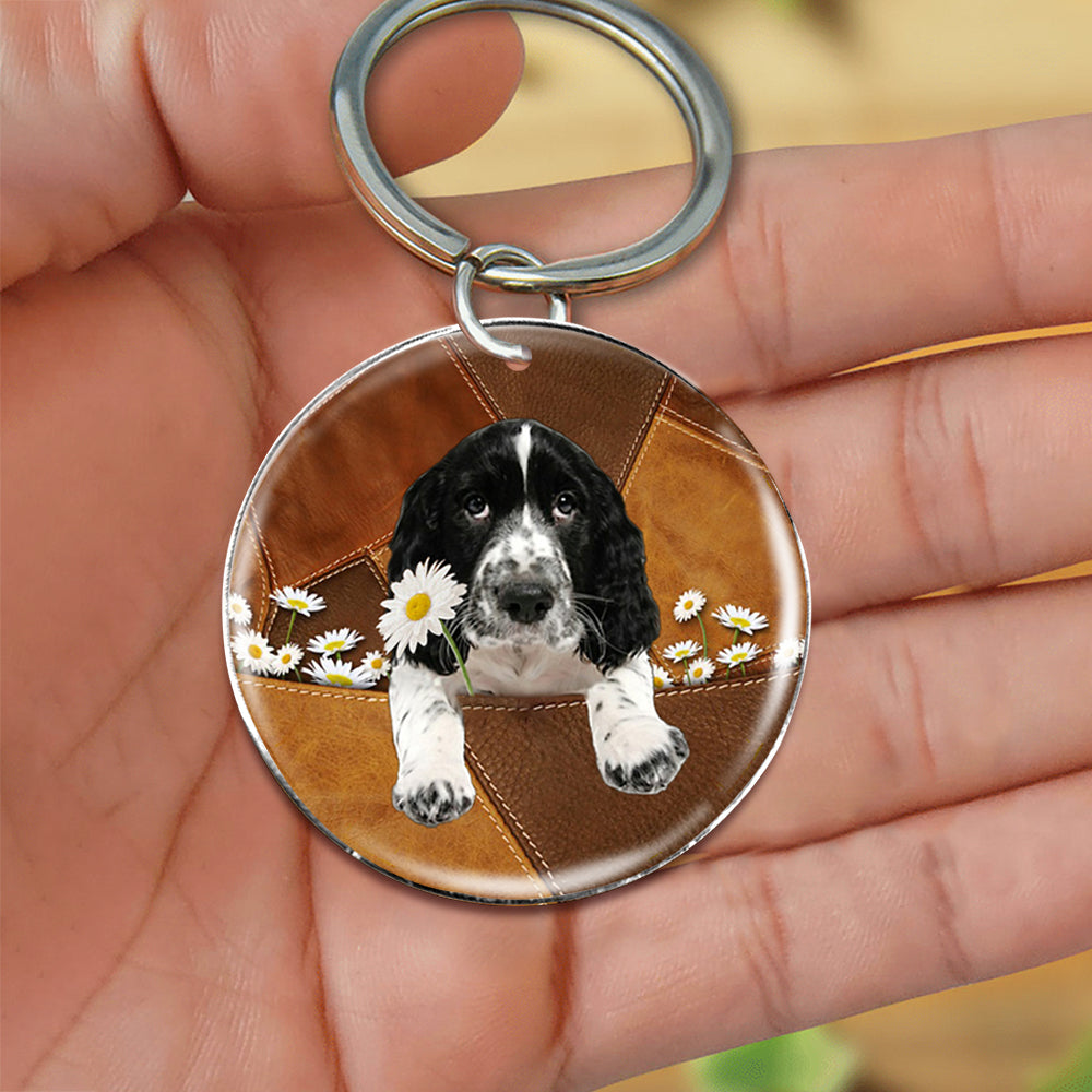 English Springer Spaniel Holding Daisy-Round Resin Epoxy Metal Keychain
