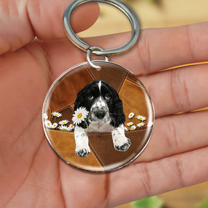 English Springer Spaniel Holding Daisy-Round Resin Epoxy Metal Keychain