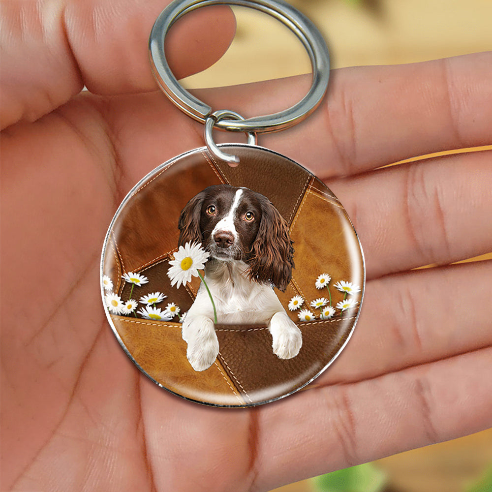 English Springer Spaniel02Holding Daisy-Round Resin Epoxy Metal Keychain