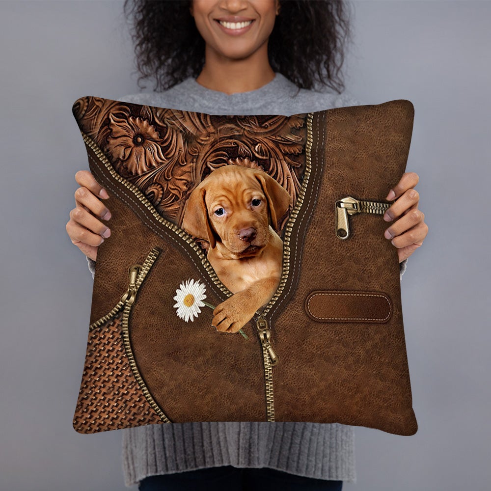 Vizsla Holding Daisy Pillow Case